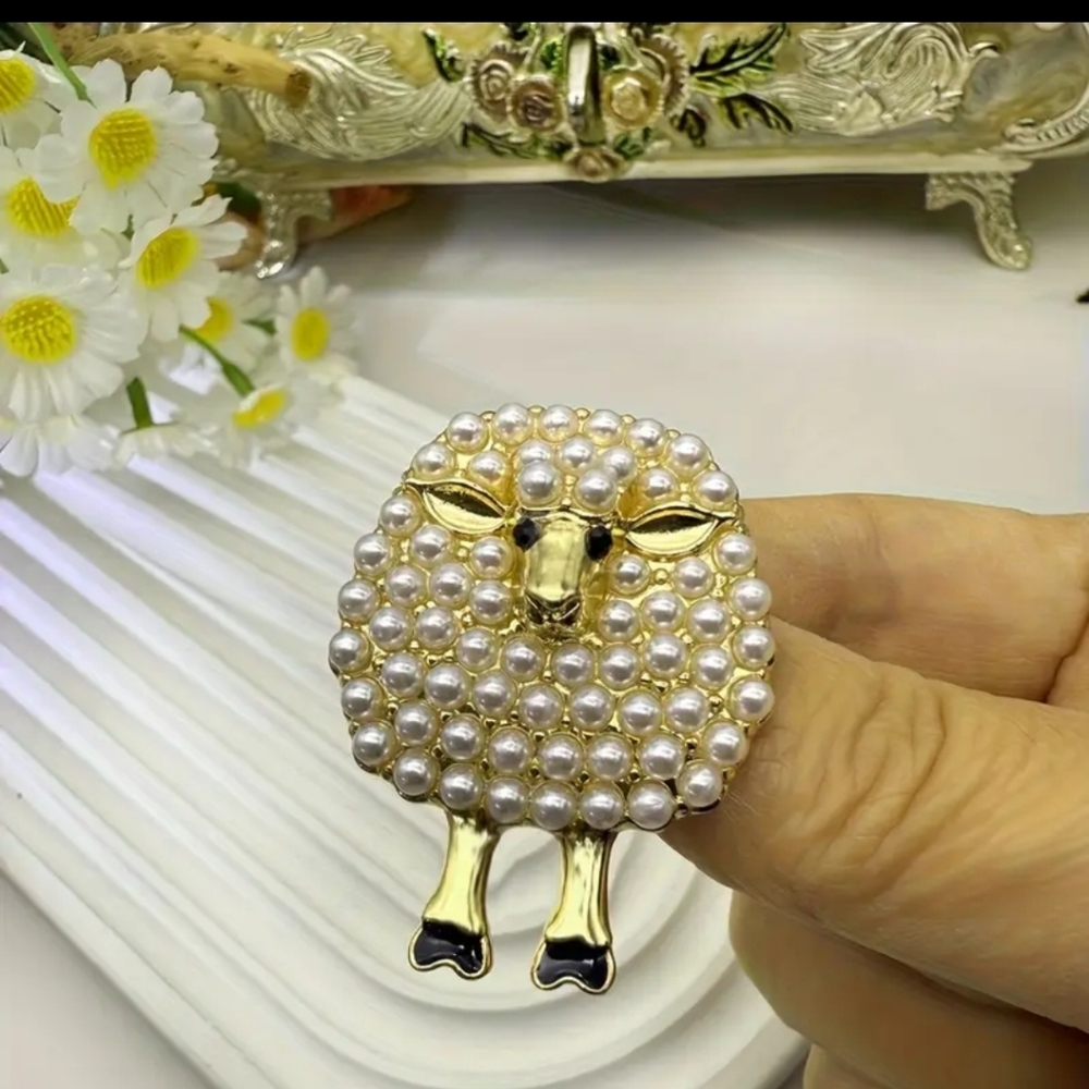 🆕️🐑 PEARL SHEEP BROOCH PIN - GOLD-TONE 🐑